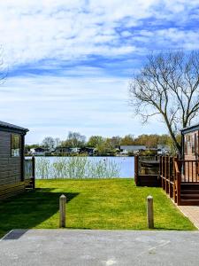 塔特舍尔Tattershall Lakes - Merlin Point的享有湖景,设有建筑和房屋