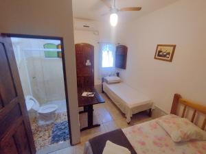 帕拉蒂Pousada Taquinha Paraty的一间卧室设有带淋浴的浴室和一张床