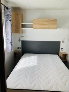 弗雷瑞斯Mobil home 6/8 personnes camping 4*Frejus的卧室配有白色的床