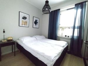 波里Galle BnB boheemi kaksio的卧室配有白色的床和窗户。