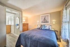 罗克波特Lovely Rockport Apartment, Walk to Beaches!的一间卧室配有一张带蓝色棉被的床