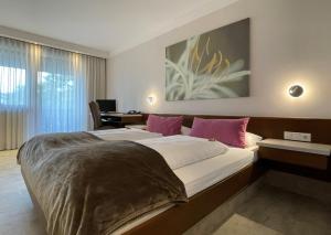 Oberaurach兰德奥博浪可酒店的一间卧室配有一张大床和一张书桌