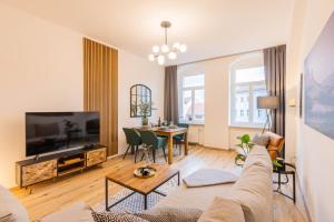 梅森Fynbos Apartments Theaterblick, Netflix, Parkplatz的客厅配有沙发和桌子