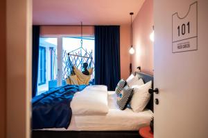 维哥迪法萨Sport Hotel Passo Carezza的一间卧室配有带白色床单和枕头的床。