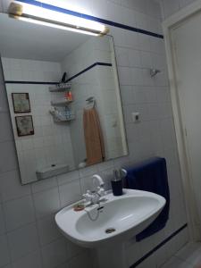 克莉丝蒂娜岛Piso Isla Cristina Punta del Caimán的浴室设有白色水槽和镜子