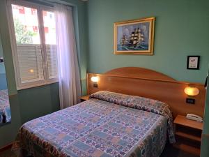巴韦诺杜鹃酒店的一间小卧室,配有床和窗户