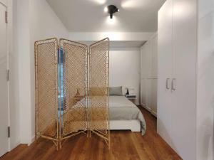 马塔罗Mazi Apartments Loft的一间卧室配有一张带金属门的床
