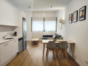 马塔罗Mazi Apartments Loft的厨房以及带桌椅的用餐室。