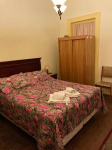 瓦尔帕莱索恩埃尔塞罗旅馆的一间卧室配有一张床,床上有浴袍