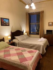 瓦尔帕莱索恩埃尔塞罗旅馆的一间卧室设有两张床和窗户。