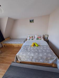 乔尔什滕Majkowiczówka的一间卧室配有一张大床和一张沙发