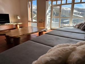 塞拉内华达Arrayanes Royal的客房设有三张床和一张桌子,享有山景。