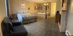 BrewerVacationland Inn & Suites的酒店客房配有一张床和浴缸。