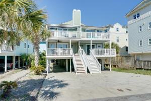 来特斯维比奇Condo with 2 Decks - Steps to Wrightsville Beach!的一座带楼梯的大房子