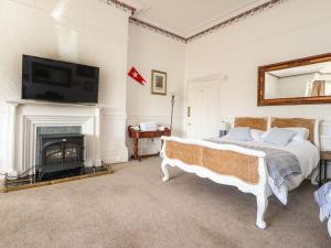 克罗斯比Ismay Dining Room Suite - Titanic Interest的一间卧室配有一张床和一个壁炉