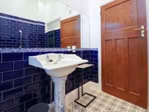 克罗斯比Ismay Dining Room Suite - Titanic Interest的浴室设有白色水槽和蓝色瓷砖
