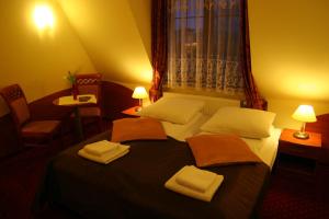 Gogolin卡罗林卡酒店的酒店客房,配有带毛巾的床