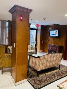 华盛顿建筑师酒店的带沙发、桌子和电视的客厅