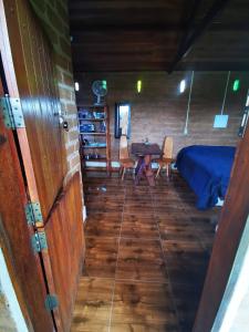 戈亚斯州上帕莱索Chalé Astral的配有一张床和一张桌子及椅子的房间
