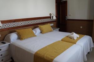 科尼尔-德拉弗龙特拉康妮莱纳旅馆的一间卧室配有一张大床和毛巾