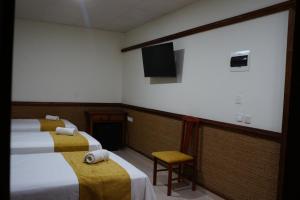 科尼尔-德拉弗龙特拉康妮莱纳旅馆的客房设有三张床和一台平面电视。