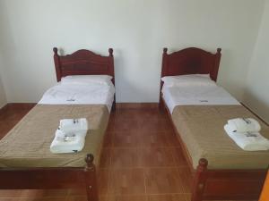 卡奇Lo de Valentino Cabaña的两张睡床彼此相邻,位于一个房间里