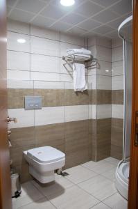KoçyazıQuars Garden Hotel的一间带卫生间和玻璃淋浴间的浴室