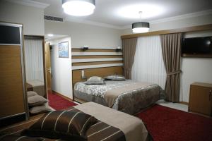 KoçyazıQuars Garden Hotel的酒店客房设有两张床和电视。