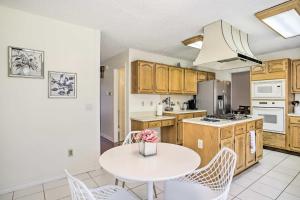 休斯顿Houston Vacation Rental with Private Patio的一间带白色桌椅的厨房和一间带炉灶的厨房
