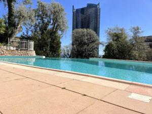 博索莱伊NEW Studio, piscine et vue mer • proche de Monaco的一个城市背景的游泳池