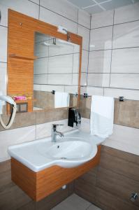 KoçyazıQuars Garden Hotel的一间带水槽和镜子的浴室