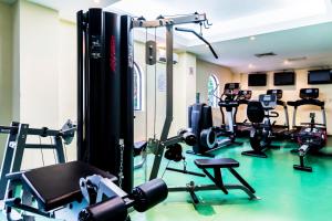 科苏梅尔Occidental Cozumel - All Inclusive的一间健身房,里面配有跑步机和机器