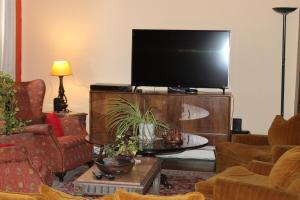 瓦尔帕莱索恩埃尔塞罗旅馆的娱乐中心设有带平面电视的客厅