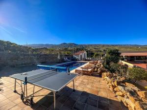Arico ViejoExquisite rural house with garden, pool and sea views的一个带游泳池的庭院内的乒乓球桌