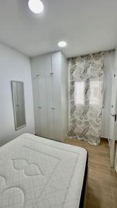 拉利内阿-德拉康塞普西翁Rockside Residences Suites La Línea N3的卧室配有白色的床
