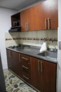 麦德林Aparta- estudio Ziruma 102的厨房配有水槽和炉灶