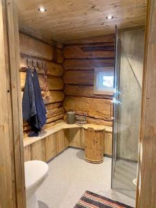 SkjåkSauefjøset - Idyllisk gardstun fra 1800-tallet的小木屋内带卫生间的浴室