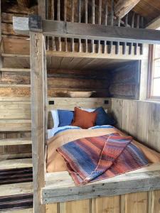 SkjåkSauefjøset - Idyllisk gardstun fra 1800-tallet的小木屋内的一张木制双层床