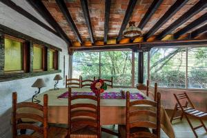 巴耶德布拉沃Agradable Cuarto de Hostal sobre el Centro, Valle的一间带桌椅的用餐室