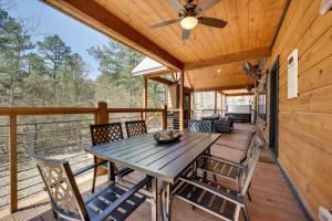 布罗肯鲍Family-Friendly Broken Bow Cabin Rental with Hot Tub的木甲板配有桌椅