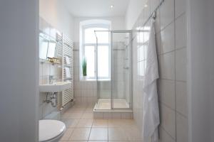 韦斯特兰Maritas Logierhaus (Haus Braunschweig)的带淋浴、卫生间和盥洗盆的浴室