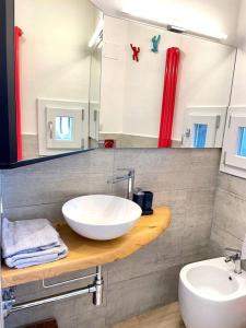 拉泰里纳La Casina Di Lucio的浴室配有白色水槽和卫生间。