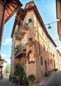 拉泰里纳La Casina Di Lucio的街道上一座旧砖砌建筑,设有阳台