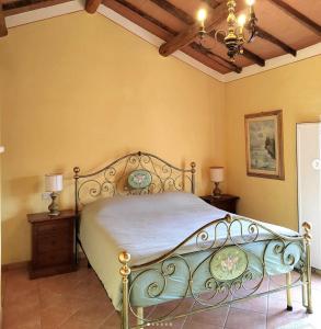 富切基奥Villa Donnola: casa Rosmarino的卧室配有一张床