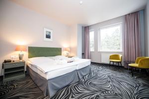 卡罗维发利卡尔斯巴德公园酒店的酒店客房设有床和窗户。