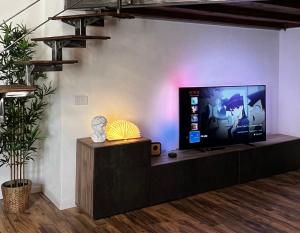 罗韦雷托Ca’ dei Cigni的客厅设有壁挂式平面电视。