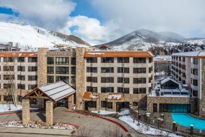 Mount Crested Butte格兰德洛奇套房酒店的雪地中度假村的空中景观