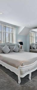 伦敦Hampstead Opulence Apartment - Luxurious Split Level Property的卧室配有带枕头的大型白色床