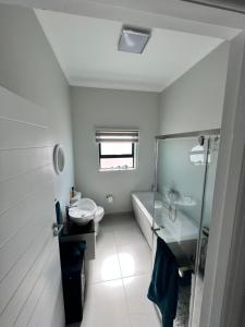 兰格班Casa Felice的浴室配有盥洗盆、卫生间和浴缸。