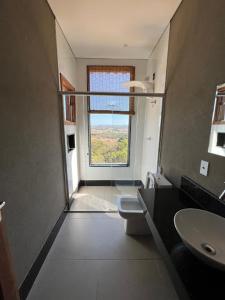 圣湖镇Casa da Vista - LAGOA SANTA的一间带水槽和卫生间的浴室以及窗户。